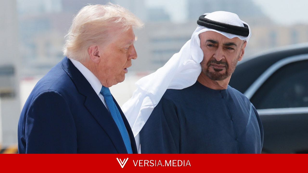 أول تعليق للصحفي الإماراتي الذي خطف أنظار ترامب..فمن هو؟ (فيديو)