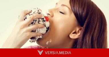 عشان صحتك.. كيف تتخلص من رغبتك بتناول السكريات بعد الأكل؟