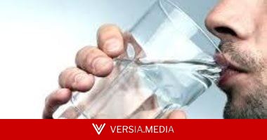 الإفراط في شرب الماء قد يكون خطيرا.. ما هو نقص صوديوم الدم؟