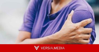 الكتف المتجمد.. لماذا يصيب البعض دون سبب واضح ومتى يحتاج إلى جراحة؟