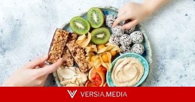 دراسة تكشف لماذا نلجأ للحلويات والأطعمة الدسمة عند التوتر
