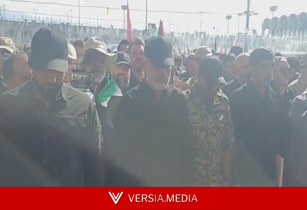 طهران.. قادة الحرس الثوري يتقدمون مشيعي خامنئي (فيديوهات)