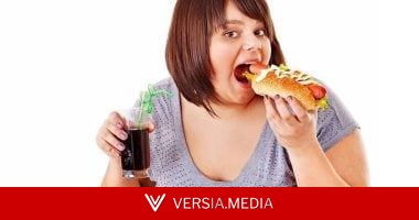 دراسة تكشف عن أضرار السهر .. يزيد من الإفراط فى الطعام وتراكم الدهون بالبطن